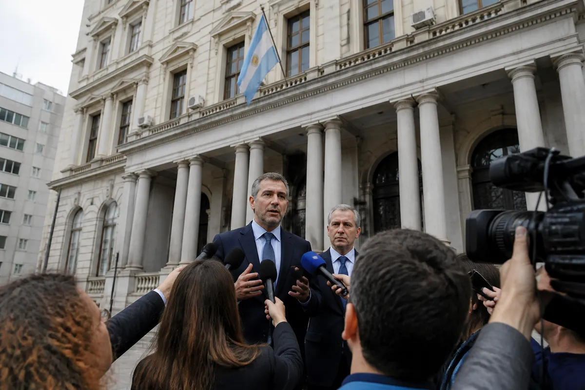 Argentina mantiene el superávit fiscal en mayo con ingresos y gastos en caída real