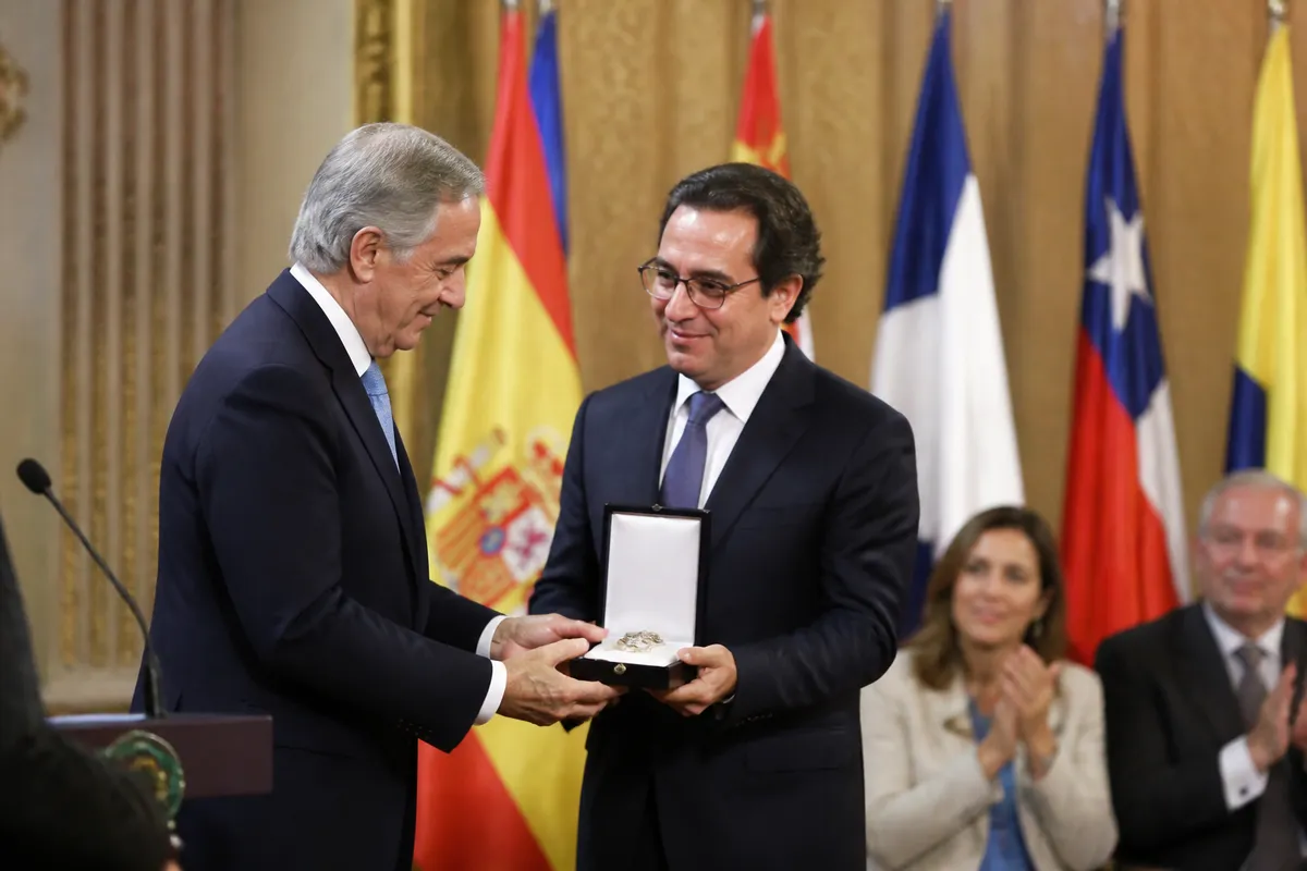 CAF recibe el Premio Torre del Oro en España por su labor de desarrollo