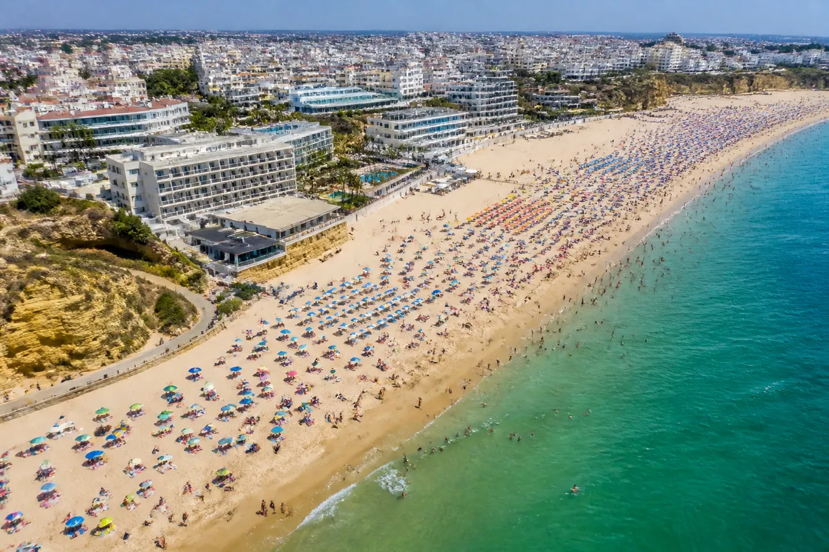 El turismo de Portugal aporta 28.500 M€ en 2025, pero su peso en el PIB se estanca