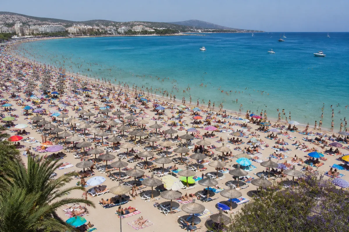 España recibe 9,74 millones de turistas en junio, nuevo récord histórico