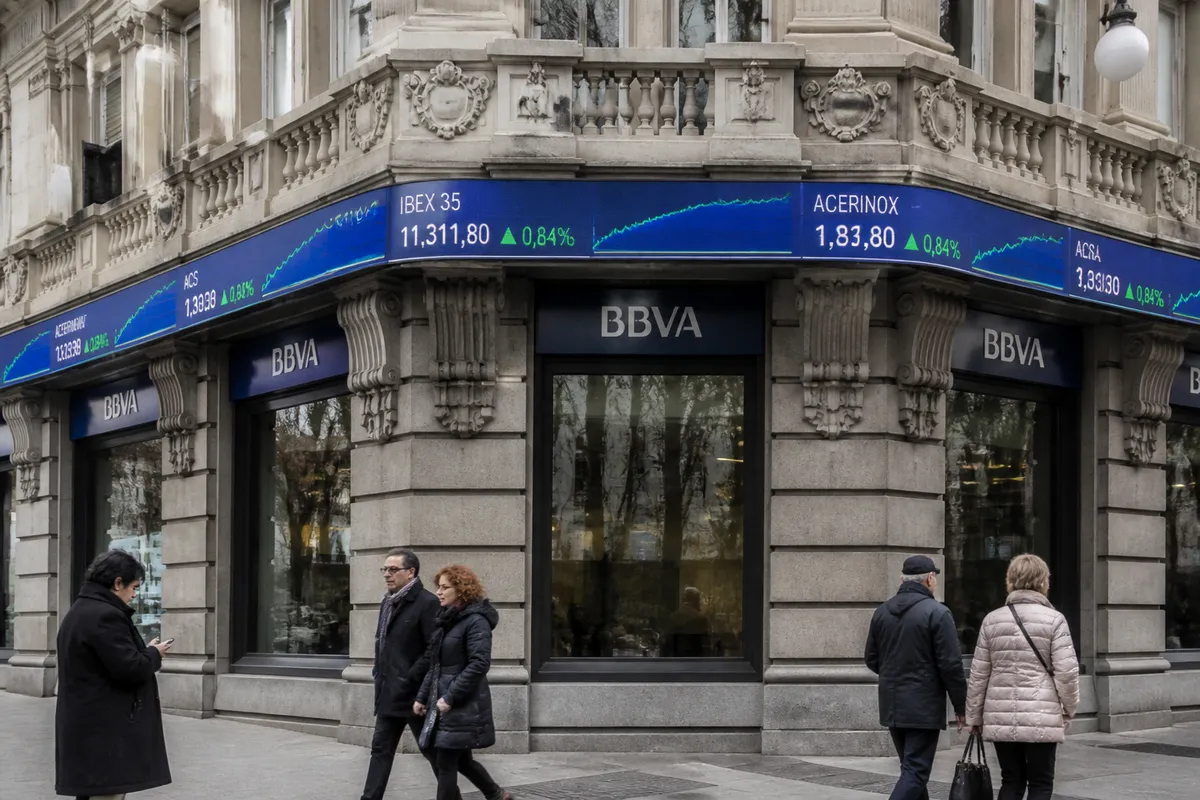 La banca lidera el Ibex 35 con una subida del 24,81% y elimina posiciones cortas