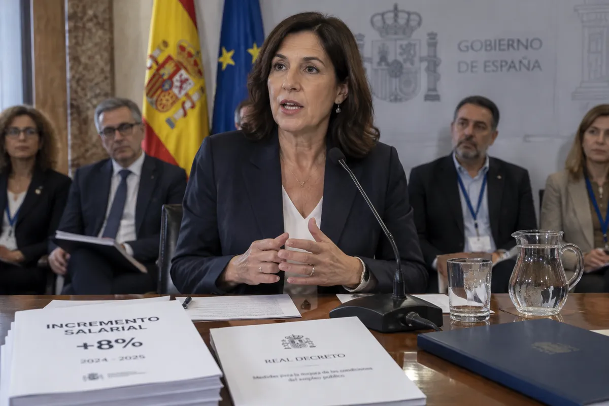Ministra anuncia incrementos salariales y medidas de bienestar laboral desde podio oficial.