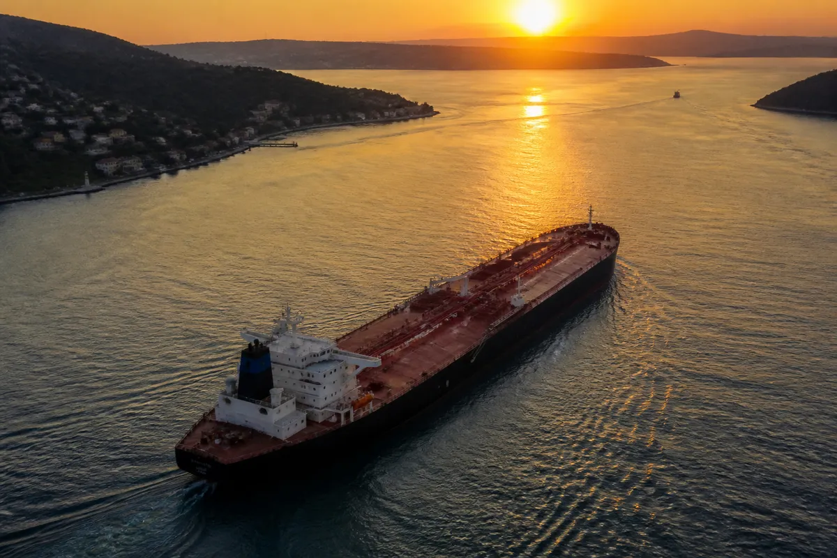 Petróleo cae a 83 dólares y gas natural se hunde un 9% tras acuerdo EEUU-Irán